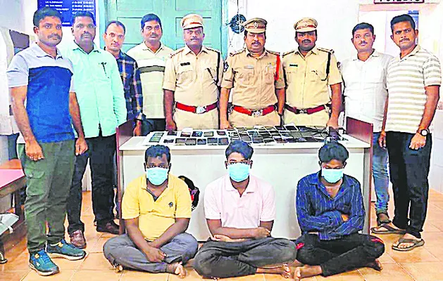 రైల్వేస్టేషన్‌లో ఫోన్‌ దొంగల ముఠా అరెస్టు 