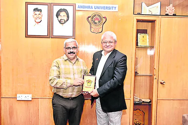 ఏయూను సందర్శించిన ఐఐజీ డైరెక్టర్‌ 