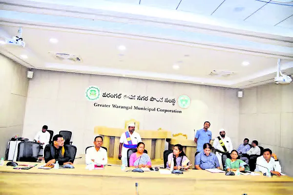 జన సమూహాల్లో వీధి కుక్కలు తిరగొద్దు