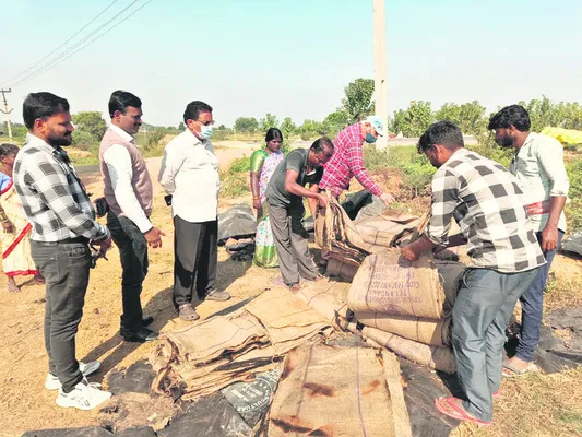 కొనుగోలు కేంద్రాల తనిఖీ