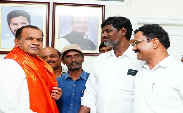 Minister Komatireddy Venkata Reddy Unveils Rabandhu Trailer