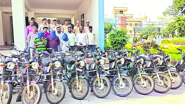 మోపెడ్‌ దొంగలకు రిమాండ్‌ 