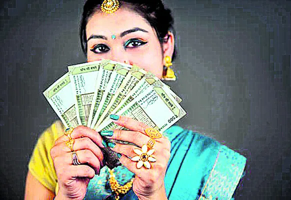 కిలాడీచే రూ.1.29 కోట్లు హాంఫట్‌ 