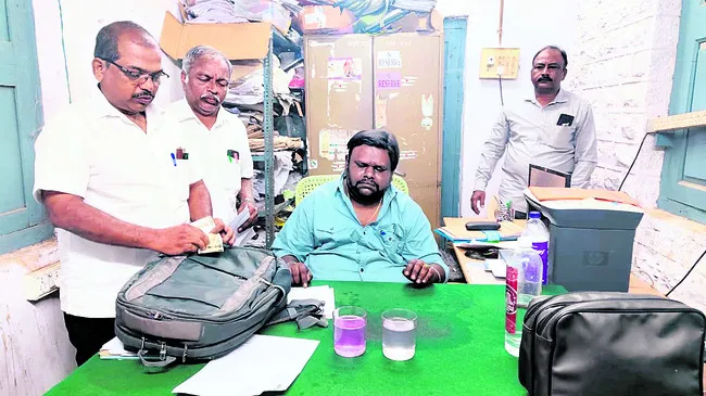 ఏసీబీ వలలో డిప్యూటీ తహసీల్దార్‌ 