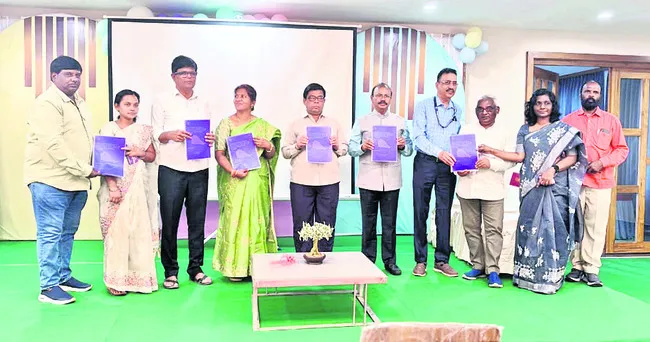 పాఠశాలలను పరిశుభ్రంగా ఉంచుకోవాలి 