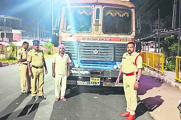 గజ్వేల్‌ తహసీల్దార్‌  కారుకు ప్రమాదం  
