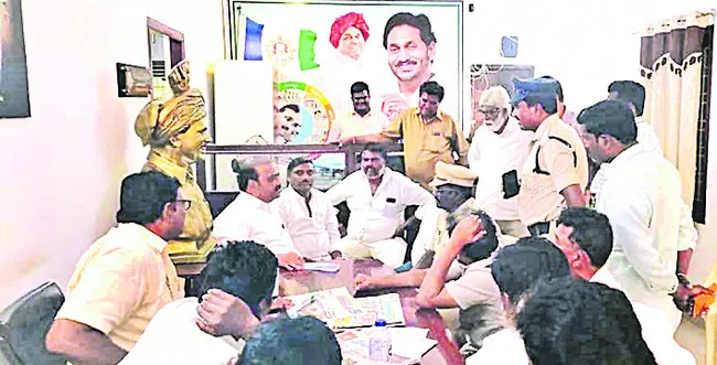 మాజీ ఎమ్మెల్యే కై లేకు నోటీసులు 