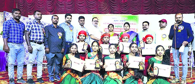 ప్రతిభను వెలికి తీయాలి 