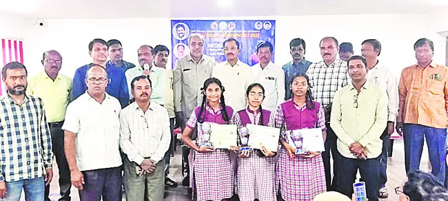 శాసీ్త్రయ విధానంలో బోధించాలి 