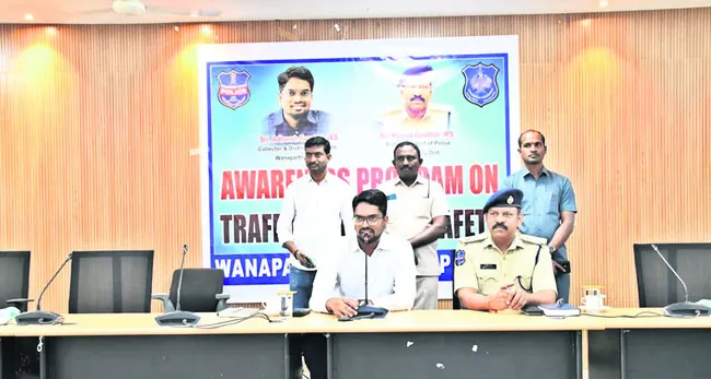 రహదారి నిబంధనలు పాటించాలి 