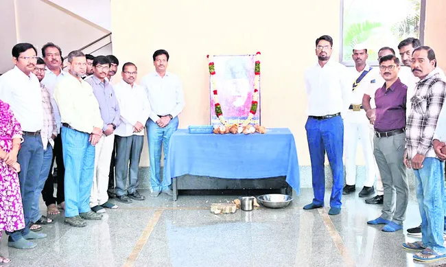  తొలి విద్యాశాఖ మంత్రికి ఘన నివాళి.. 