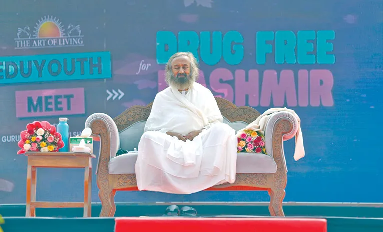  20,000 youth join Gurudev Sri Sri Ravi Shankar in pledge for a drug-free future