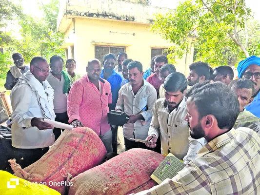 అధికారుల తీరుపై రైతుల ఆగ్రహం