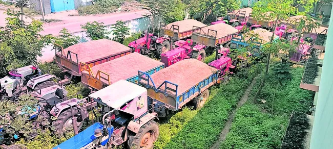 పది ఇసుక ట్రాకర్ల పట్టివేత 