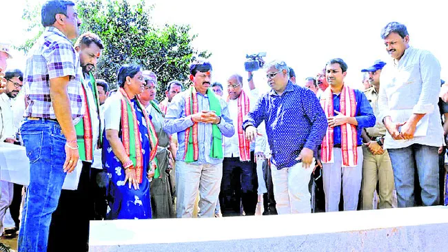 జాతర పనుల నిర్లక్ష్యంపై గరంగరం