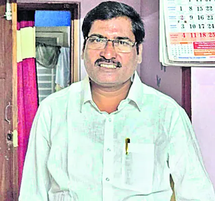 మనస్తాపంతో సీపీఐ జిల్లా కార్యదర్శి ఆత్మహత్య 