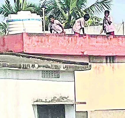 విద్యార్థులతో పనులు చేయిస్తున్నారు..