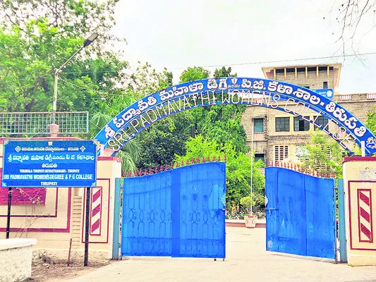 ప్రవేశానికి పడిగాపులు!