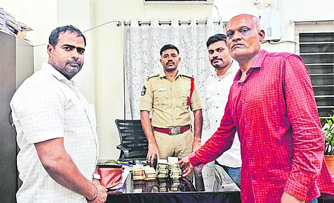 రూ.6 లక్షల నగదు బ్యాగ్‌ పోలీసులకు అప్పగింత 