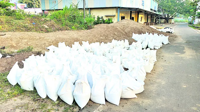 పట్టాలపై పట్టు సడలకుండా.. 