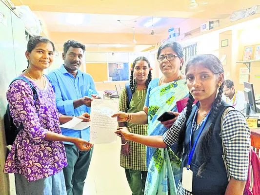 వేళకు సరిగా బస్సులు నడపరూ 