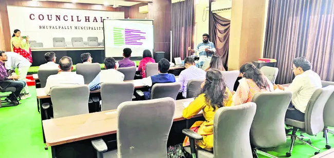 మున్సిపల్‌ కార్యాలయాన్ని సందర్శించిన ట్రెయినీ ఐఏఎస్‌లు 