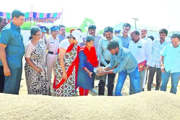ధాన్యం కొనుగోళ్లలో నిర్లక్ష్యం వహించొద్దు