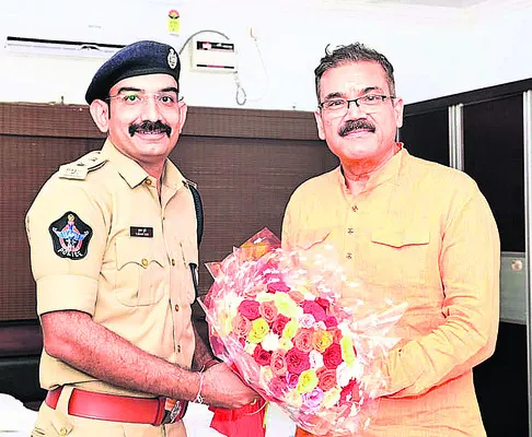 జైళ్లశాఖ డీజీపీని కలిసిన జిల్లా ఎస్పీ 