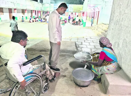 విద్యార్థులకు నాణ్యమైన భోజనం అందించాలి 