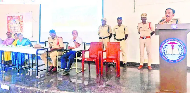 మత్తుపదార్థాలు, ర్యాగింగ్‌కు దూరంగా ఉండాలి