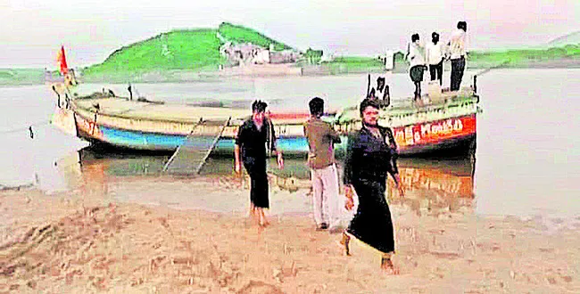 కృష్ణానదిలో తప్పిన పడవ ప్రమాదం 