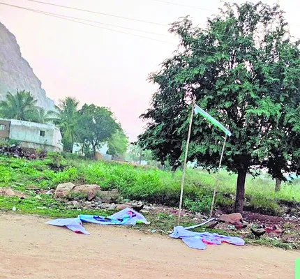 వైఎస్సార్‌సీపీ ఫ్లెక్సీల చించివేత 