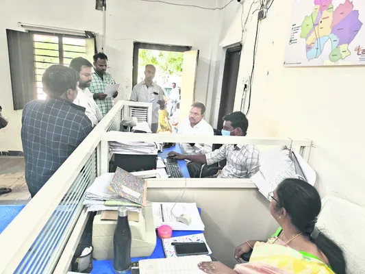 రెవెన్యూ దరఖాస్తులను పరిష్కరించాలి 