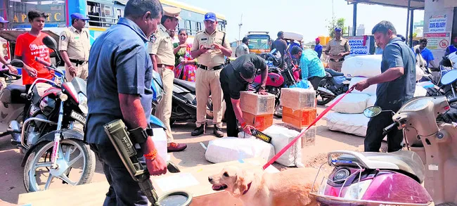 ఆర్టీసీ బస్టాండ్‌లో విస్తృత తనిఖీలు 