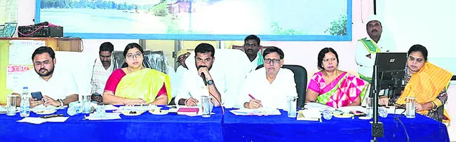 అభివృద్ధి పనుల్లో వేగం పెంచాలి