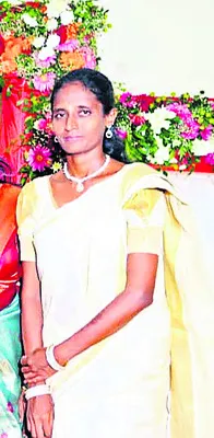 నాలుగు రోజులుగా ఎదురు చూపులు... 