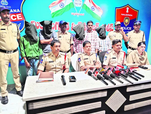 గంజాయి విక్రయిస్తున్న యువకుల అరెస్ట్‌