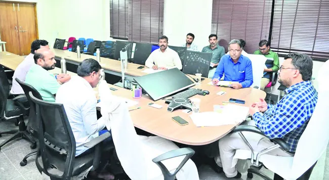 భూ సేకరణ పనుల్లో నిర్లక్ష్యం వహించొద్దు 