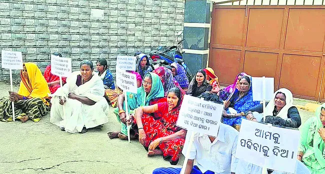 పాఠశాల ఎదుట ఆందోళన 