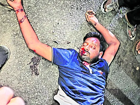 రోడ్డు ప్రమాదంలో యువకుడు మృతి 