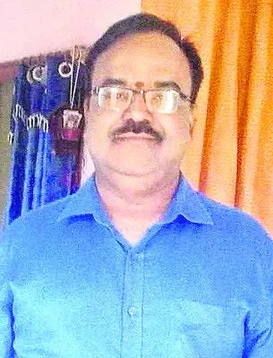 కుమారుడి పెళ్లి పత్రికలు పంచేందుకు వెళ్తూ.. 