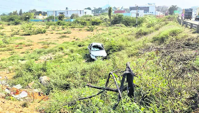 కారు బోల్తా..  8 మందికి గాయాలు