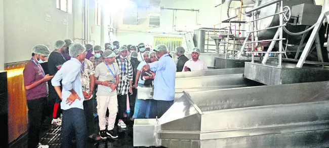 అక్షయపాత్రను సందర్శించిన యువ పారిశ్రామికవేత్తలు