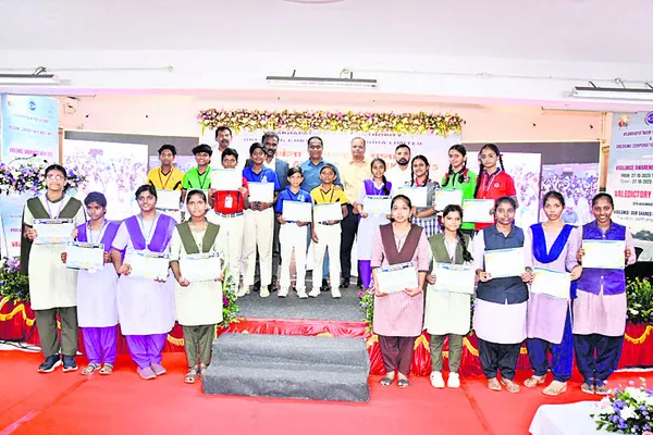 ఉద్యోగులు అంకితభావంతో పనిచేయాలి 