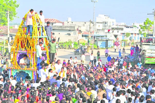 కదిలిన రథం.. వెలిగిన అగ్నిగుండం