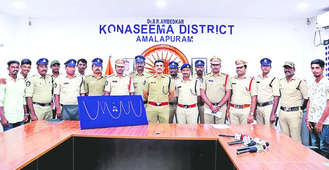 చైన్‌లు తెంపి.. చెంగున ఉడాయించి.. 