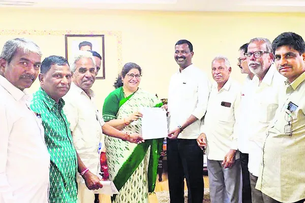 చేనేత రంగాన్ని పరిరక్షించాలని వినతి