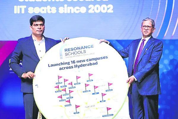 విద్యార్థులు సోషల్‌ మీడియాకు ఆకర్షితులు కావొద్దు 