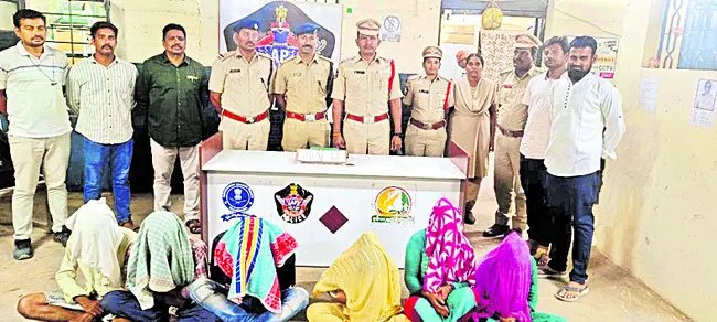 రైళ్లలో చోరీలకు పాల్పడుతున్న ఆరుగురు అరెస్ట్‌ 