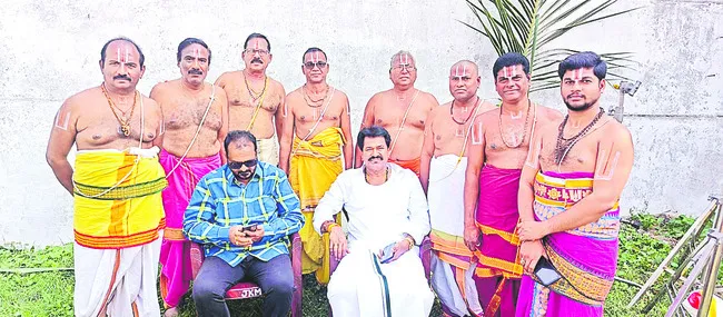 జజర చిత్రీకరణలో తాళ్లూరు మఠం అర్చకులు 